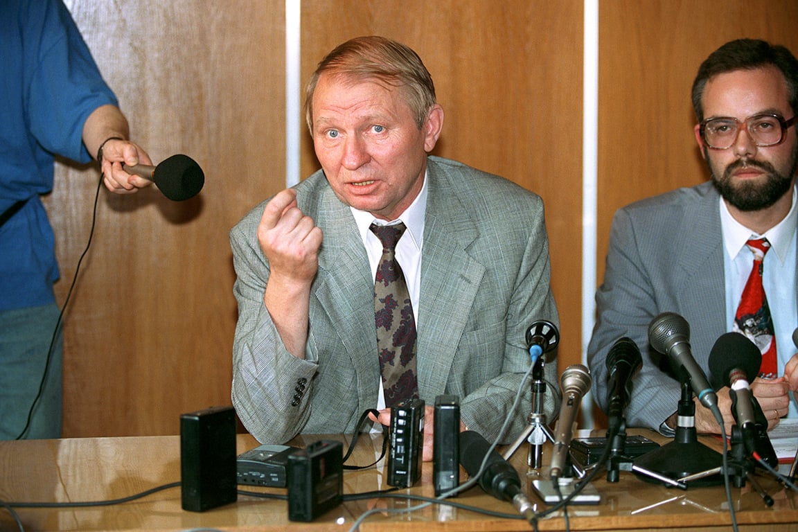 Кандидат в президенты Леонид Кучма выступает во время своей пресс-конференции после первого тура президентских выборов в Киеве, Украина, 28 июня 1994 года. Фото: Sergey Supinsky / EPA