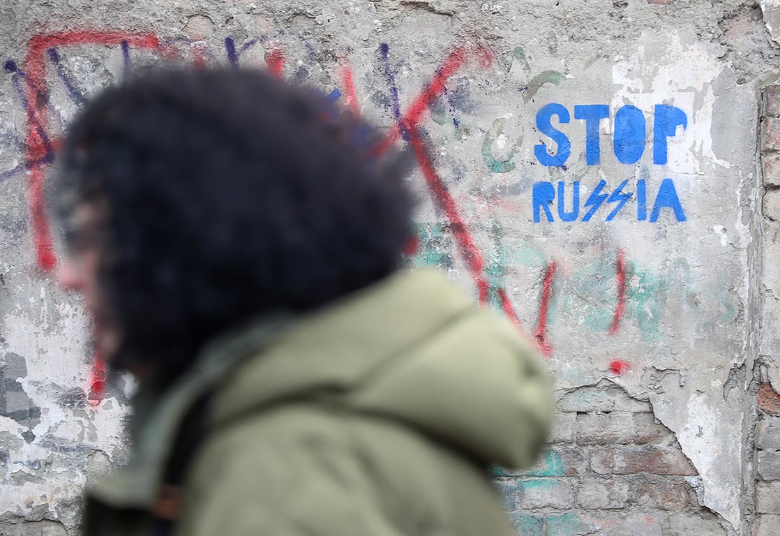 Пешеход проходит мимо антироссийского граффити на улице в Тбилиси, Грузия, 15 февраля 2023 года. Фото: Irakli Gedenidze / REUTERS / Scanpix / LETA