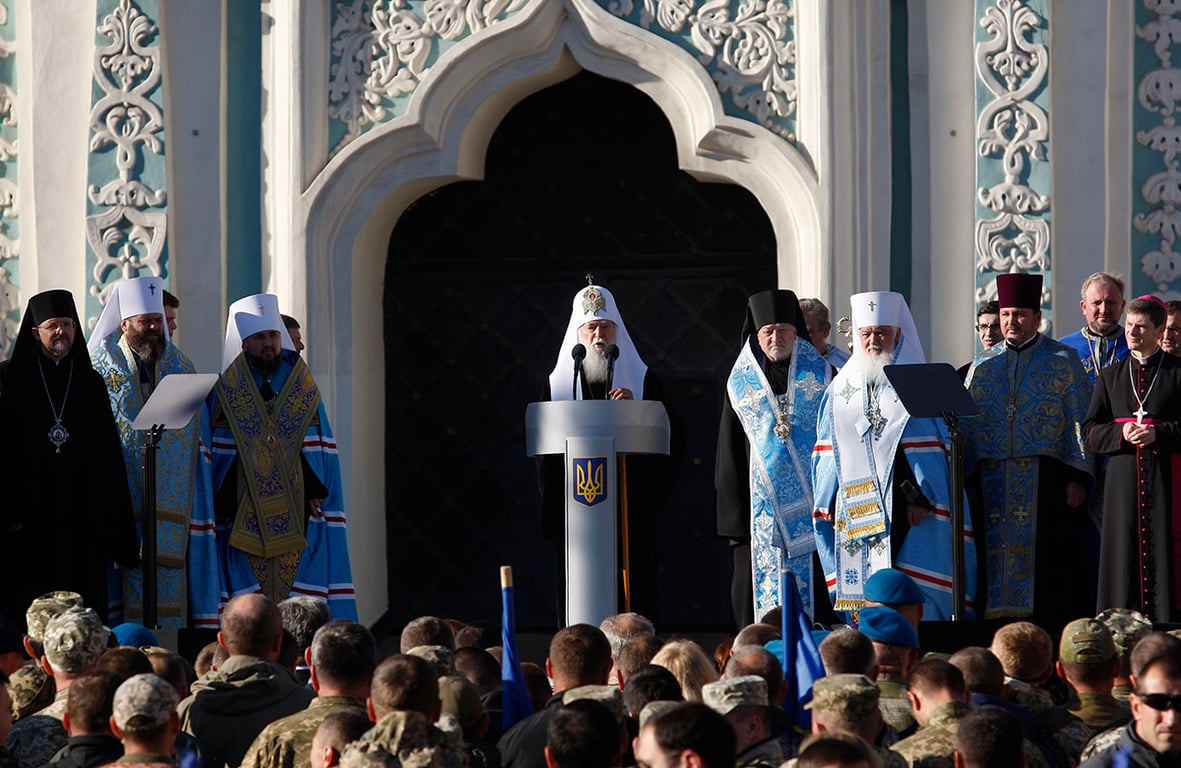 Филарет обращается к верующим во время массовой молитвы на площади перед Софийским собором в Киеве, Украина, 14 октября 2018 года. Фото: Stepan Franko / EPA