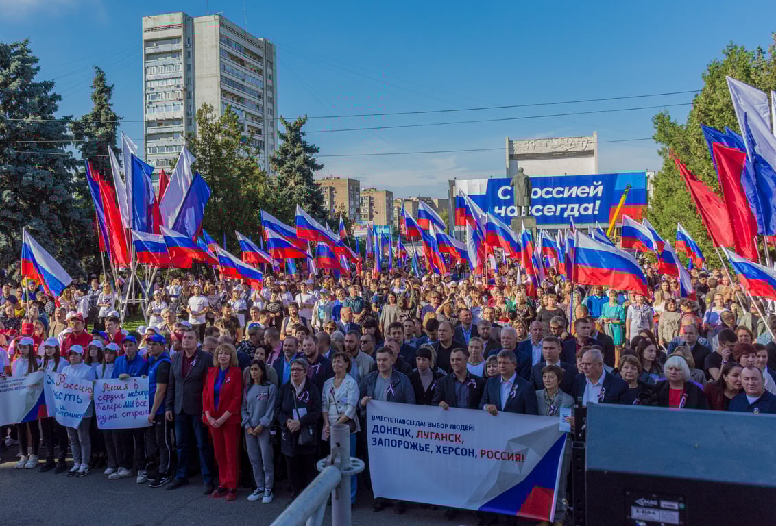 Celebrations in central Luhansk to mark the accession of the so-called ”new territories” of Donetsk, Luhansk, Kherson and Zaporizhzhia to Russia on 30 September 2022. Photo: EPA