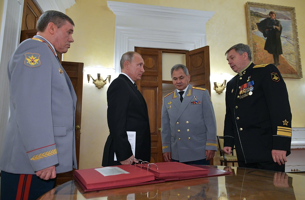 Валерий Герасимов, Владимир Путин, Сергей Шойгу и Игорь Костюков в Театре Российской армии в Москве, Россия, 2 ноября 2018 года, в преддверии Дня военной разведки. Фото: Алексей Дружинин / Sputnik / EPA