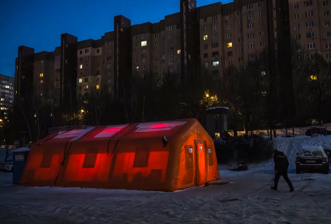 Locals attend points set up by the emergency services where people can charge their devices, warm themselves, and have hot drinks, Kyiv, Ukraine, 17 January 2026. Photo: EPA / MAXYM MARUSENKO