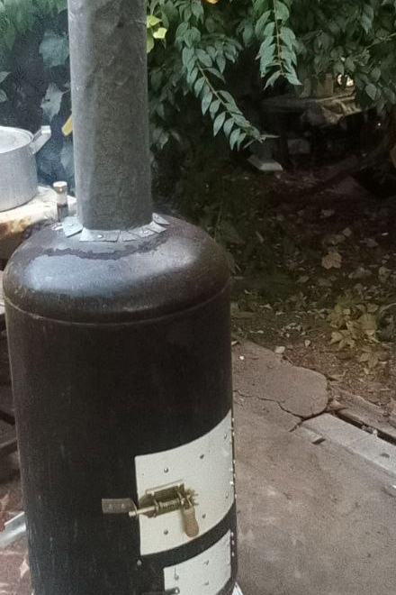 Буржуйка, сделанная Виктором из старого бойлера. Фото из личного архива