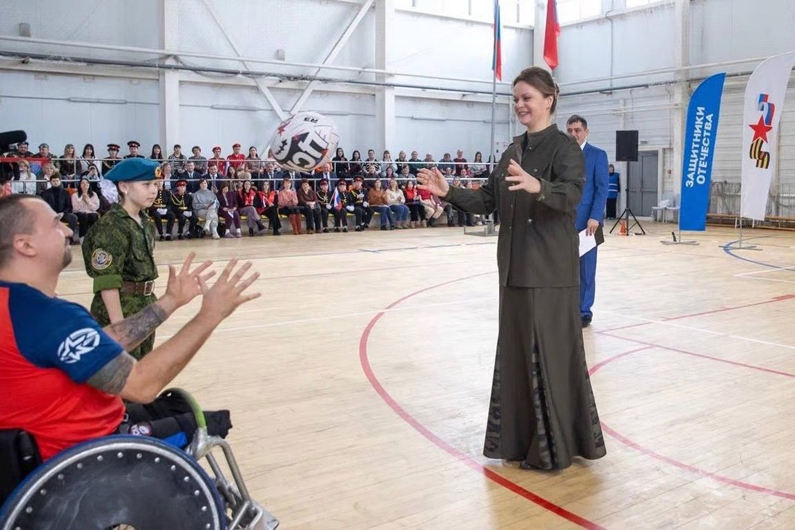 Anna Tsivileva representing the foundation in the town of Belovo in Russia’s Kemerovo region, February 2026. Photo: Defenders of the Fatherland