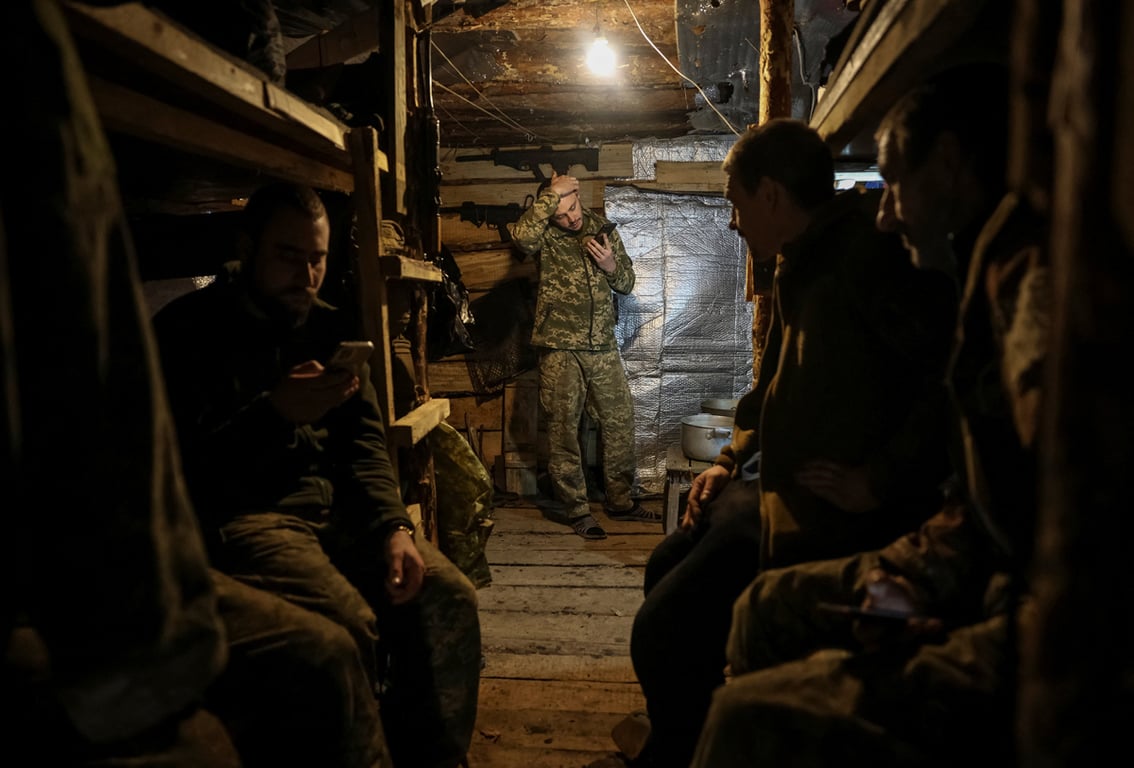 Военнослужащие механизированной бригады ВСУ отдыхают в землянке на позиции на линии фронта возле Краматорска, Донецкая область, Украина, 1 декабря 2025 года. Фото: Anatolii Stepanov / Reuters / Scanpix / LETA