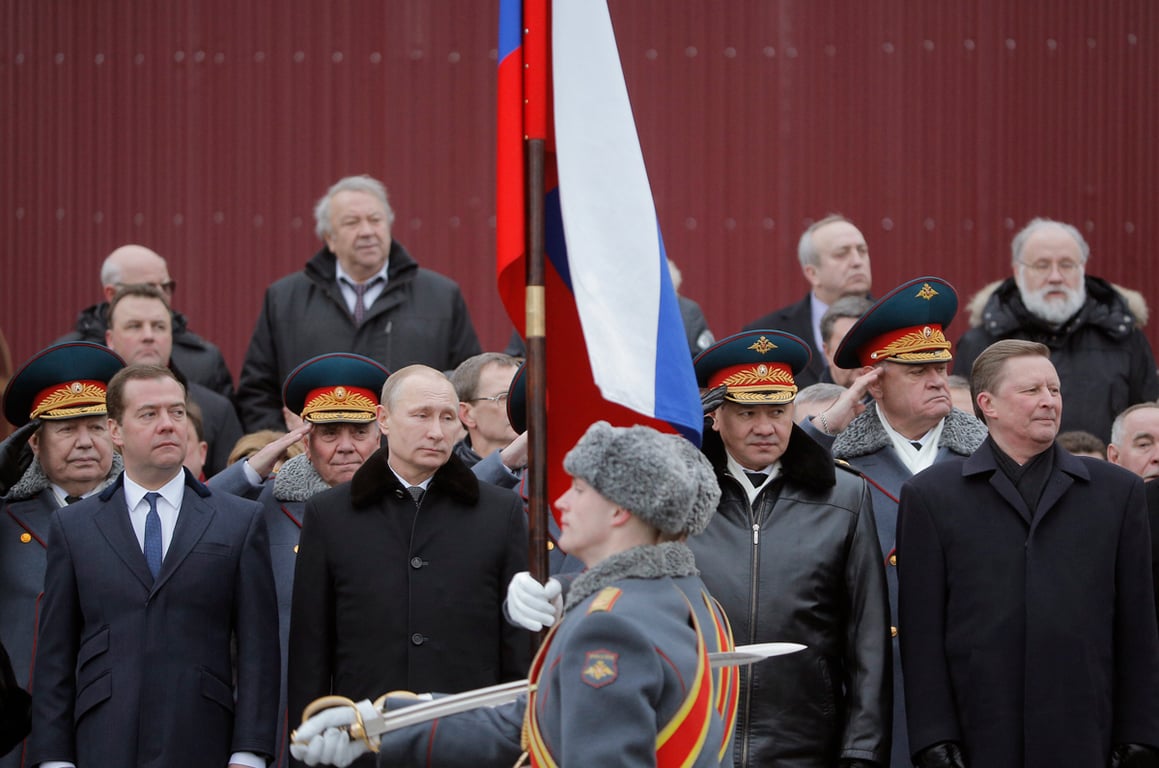 Дмитрий Медведев, Владимир Путин, Сергей Шойгу и Сергей Иванов на церемонии возложения венков к Могиле Неизвестного Солдата, Москва, 23 февраля 2015 года Фото: Максим Шипенков / EPA