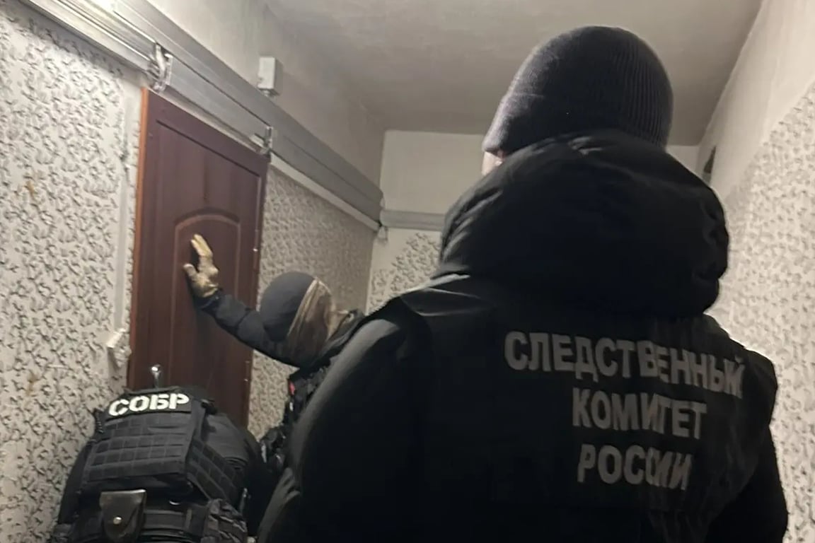 Сотрудники СК проводят следственные действия в Жешарте. Фото:  СК РФ по Республике Коми