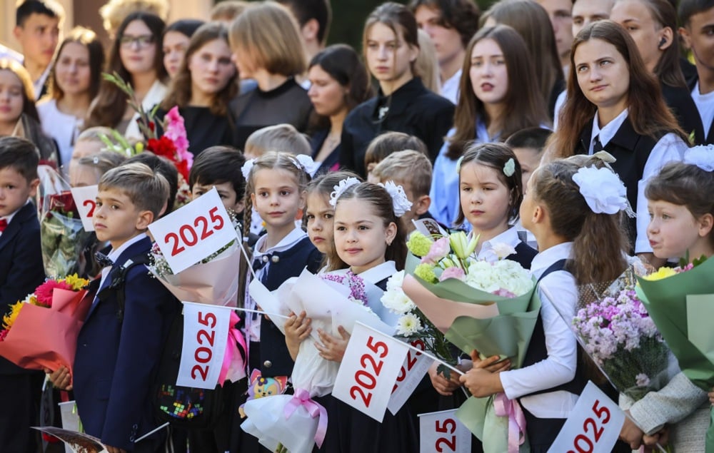 Schoolchildren attend a ceremony to mark the start of the school year in Moscow, Russia, 1 September 2025. Photo: EPA / YURI KOCHETKOV