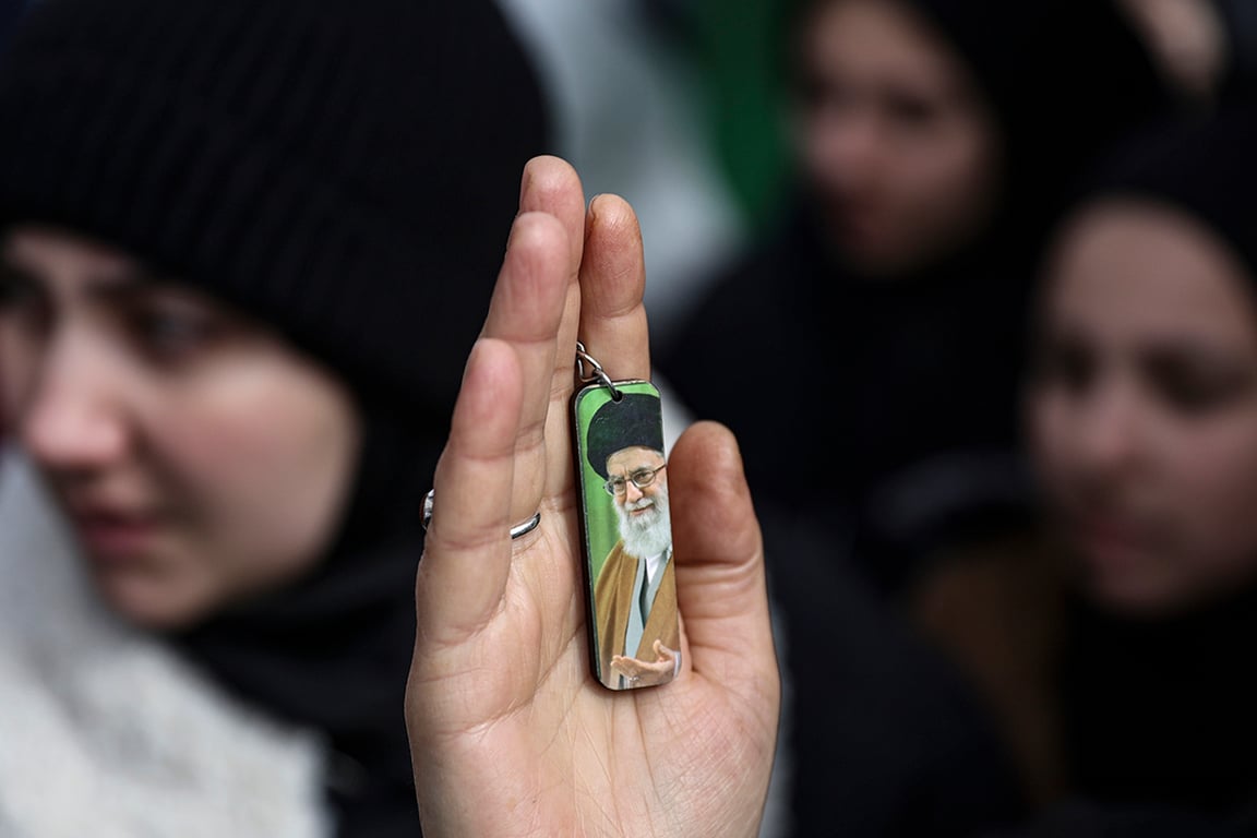 Протестующий держит брелок с изображением Верховного лидера Ирана Аятоллы Али Хаменеи во время акции протеста против американо-израильских нападений на Иран, Стамбул, Турция, 1 марта 2026 года. Фото: Erdem Sahin / EPA
