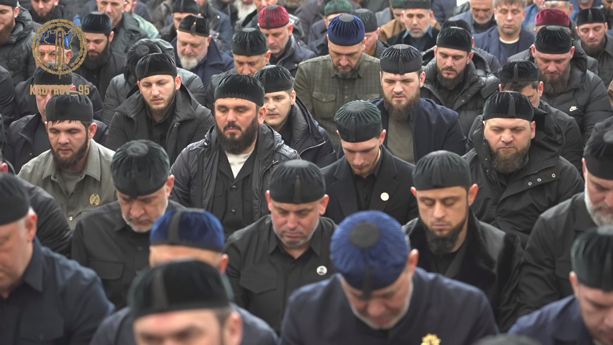 Адам молится за спинами братьев. Скриншот из видео: RKadyrov_95 /  Telegram