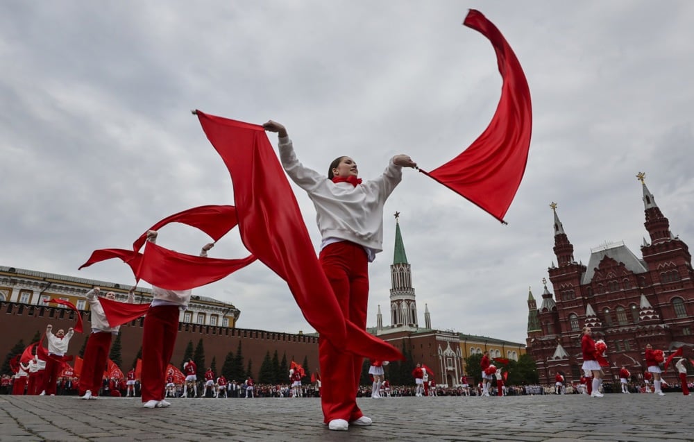 A group of teenagers perform during a joining ceremony for the Pioneer Organisation in Red Square, Moscow, Russia, on 18 May 2025. Photo: EPA/YURI KOCHETKOV