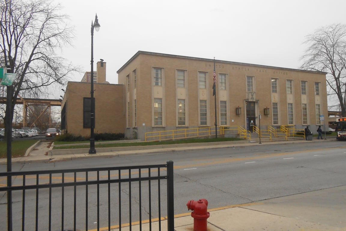 Здание действующего почтового отделения района Инглвуд в Чикаго, построенное в 1939 году на месте снесённого «Замка убийств» Холмса, 2016 год. Фото: Marlin Keesler / Wikimedia (CC BY 2.0)