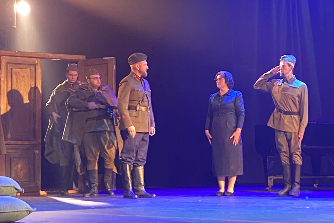 Александр Малькевич в роли майора НКВД в спектакле «Гостиница «Астория», 8 сентября 2025 года. Фото:  телеграм-канал Александра Малькевича