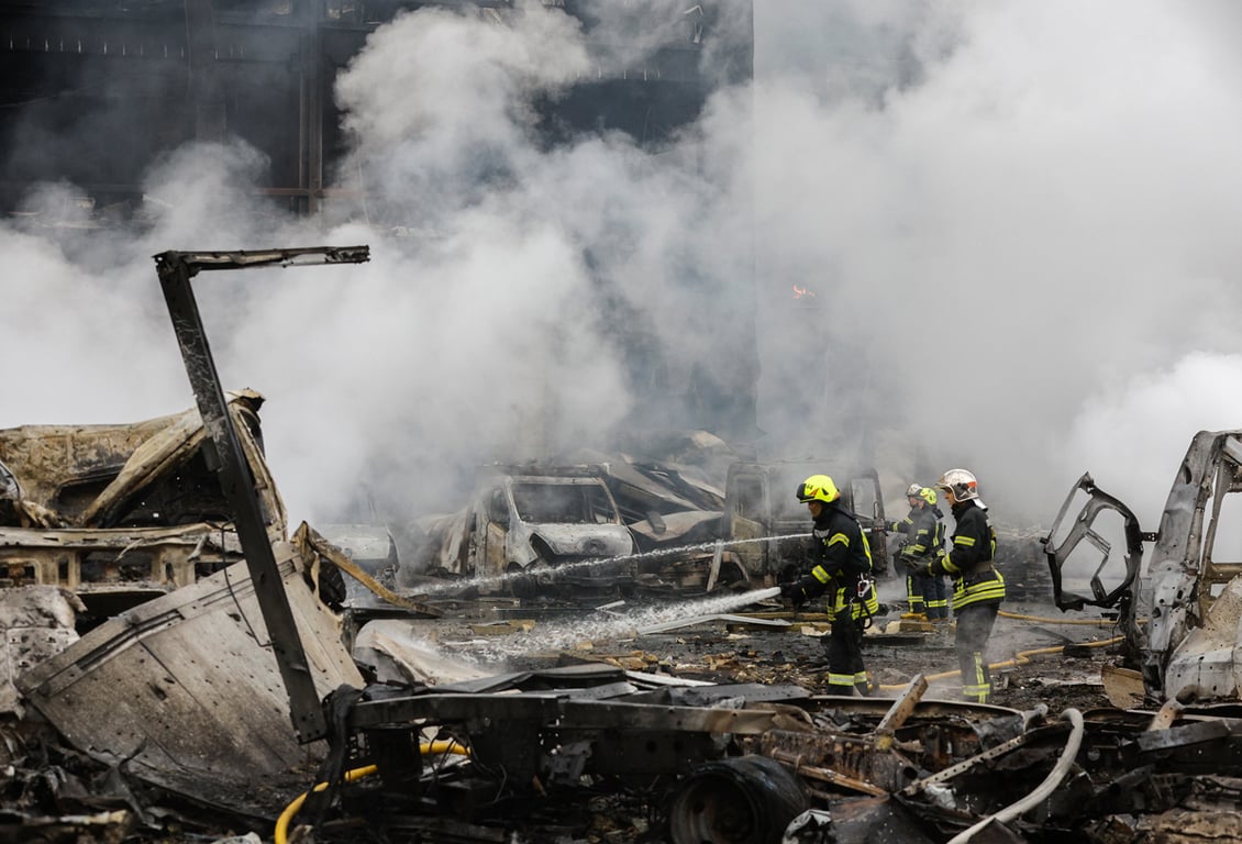 Пожарные тушат огонь после российской атаки, Киев, Украина, 25 октября 2025 года. Фото: Sergey Dolzhenko / EPA