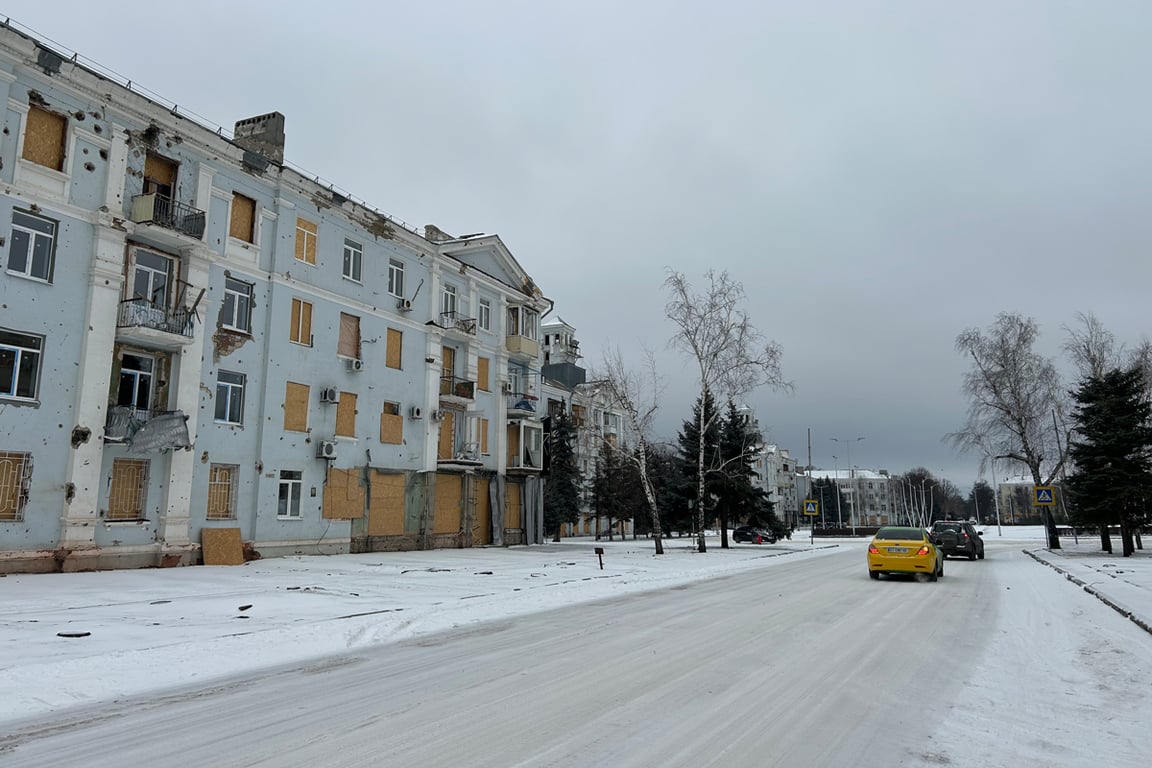 Закрытые фанерой окна на здании в центре Краматорска. Фото: Дмитрий Дурнев / «Новая Газета Европа»