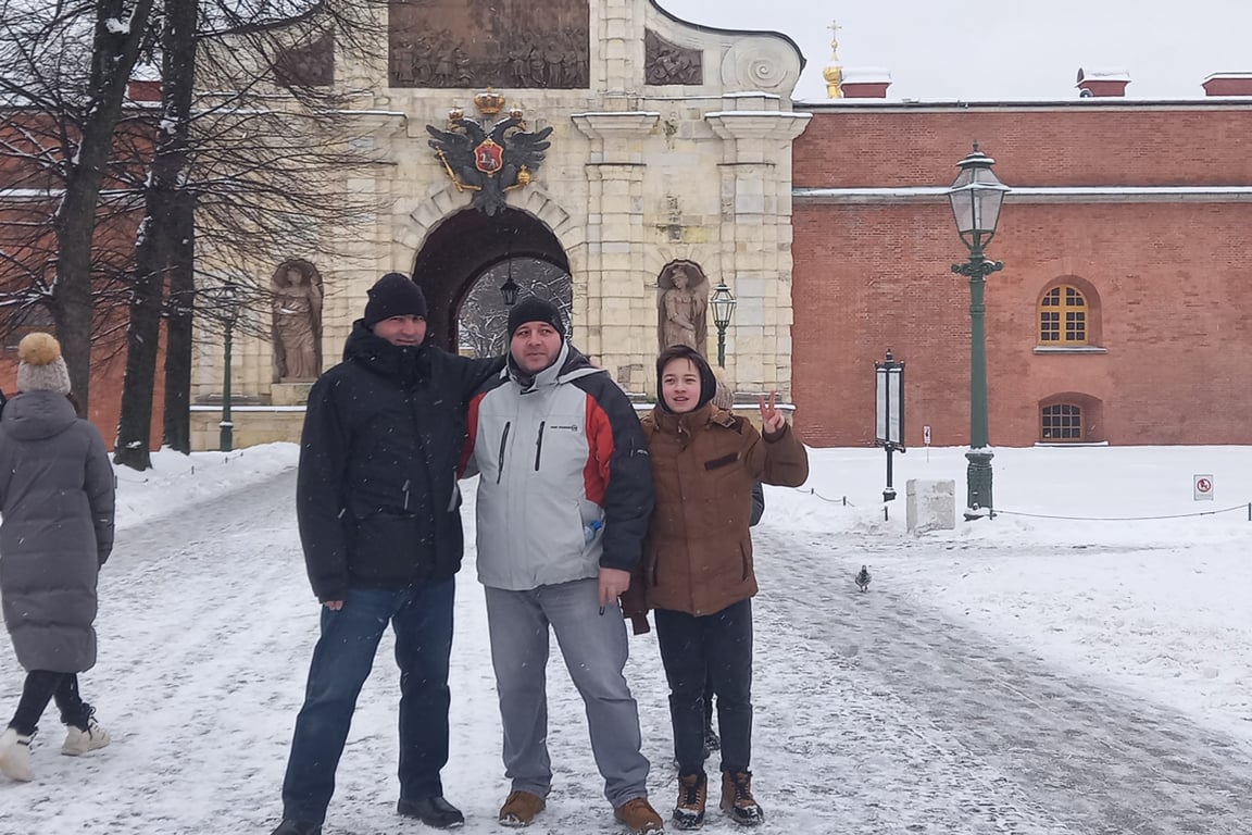 Вадим Протазанов в центре с сыном Богданом (справа). Фото: соцсети