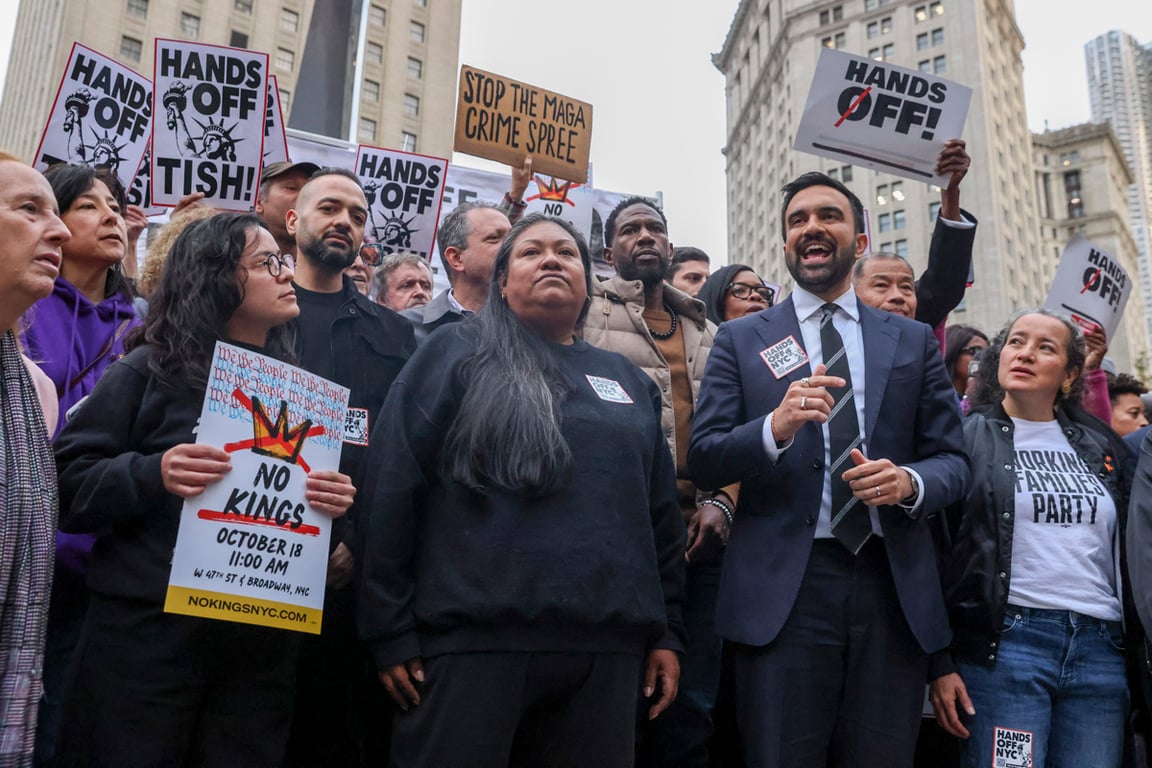 Зохран Мамдани (справа) выступает на митинге в Нью-Йорке, США, 10 октября 2025 года. Фото: Sarah Yenesel / EPA