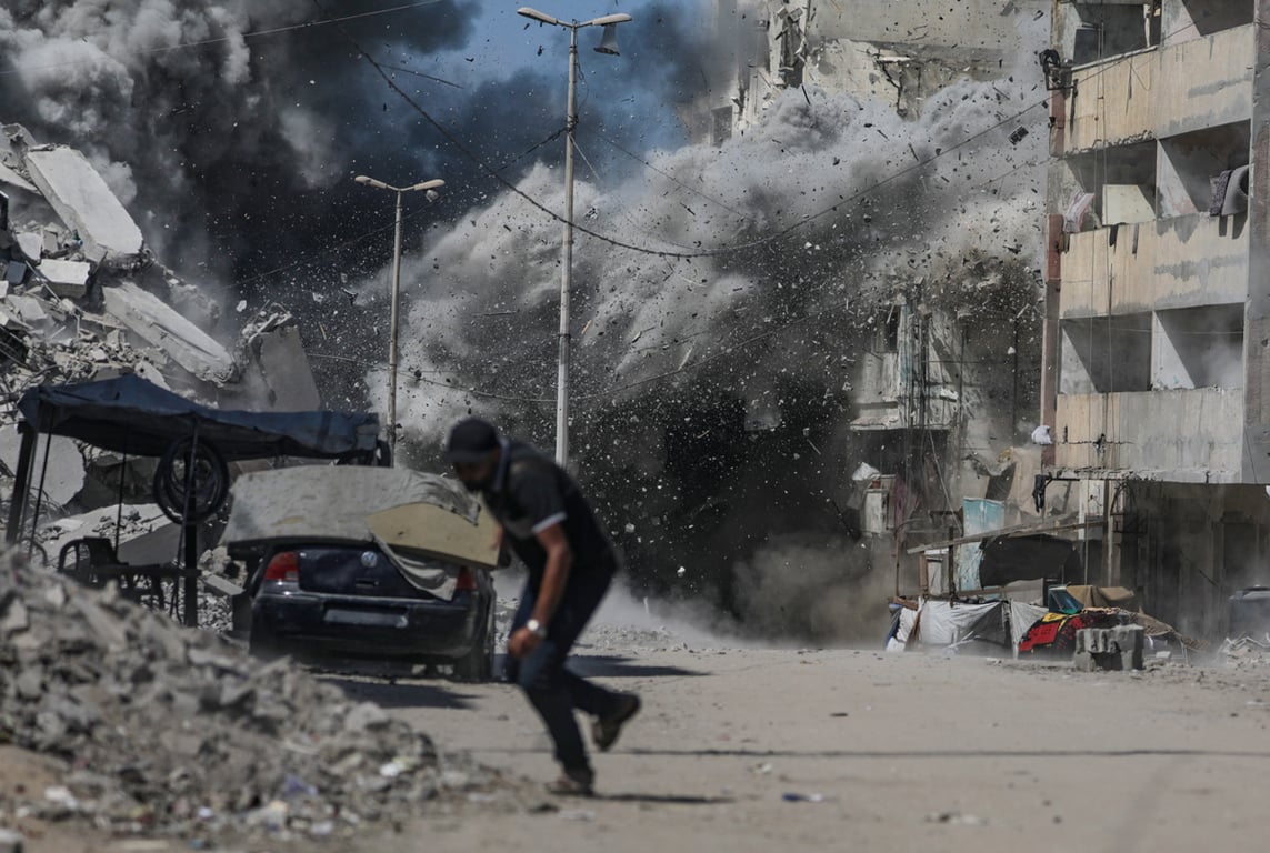 Палестинец укрывается после авиаудара израильских сил в ходе военной операции в Газе, сектор Газа, 27 сентября 2025 года. Фото: Mohammed Saber / EPA