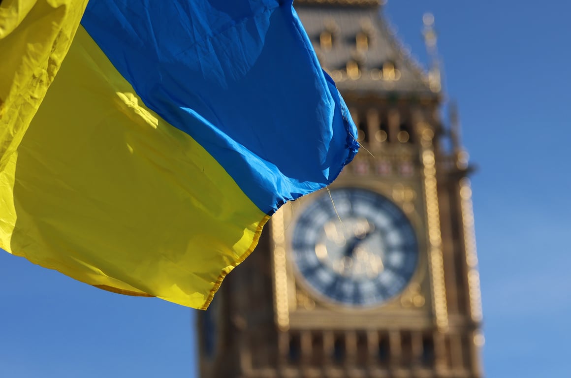 A pro-Ukraine protester waves the Ukrainian flag outside the British parliament in London, 5 March 2025. Photo: EPA/ANDY RAIN