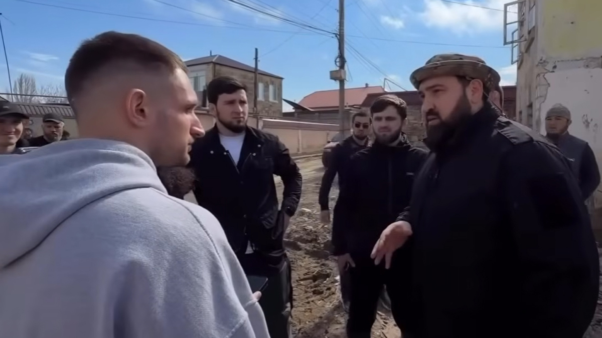 Блогер Михаил Литвин (слева) и Султан Хамзаев. Фото: соцсети / YouTube