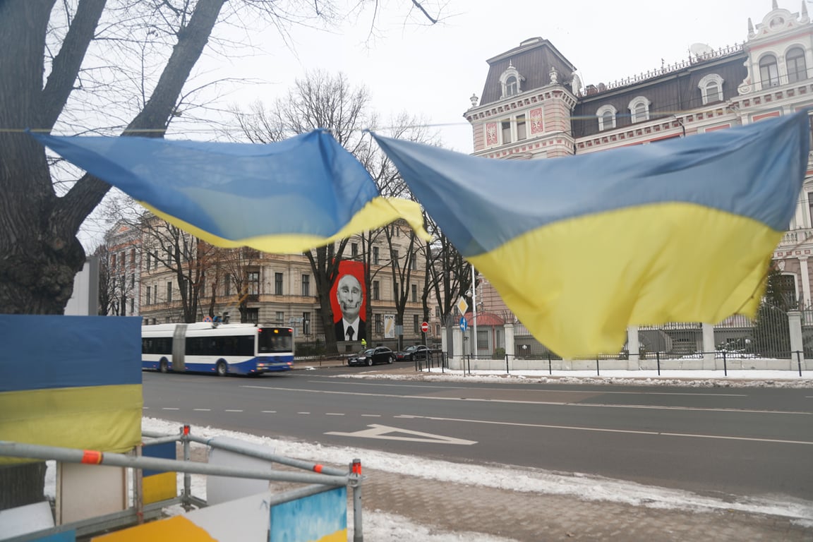 Стилизованное изображение Владимира Путина у здания российского посольства в Риге, Латвия, 24 января 2023 года. Фото: Toms Kalnins / EPA