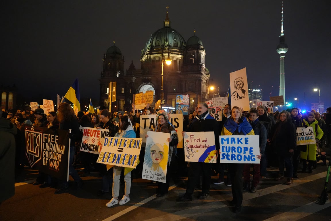 Надписи на некоторых плакатах: «Освободите украинских военнопленных», «Защищая Украину, защищаем Европу», «Свободные и непоколебимые», «Боль, которая нас не сломала». Фото: voleemor / «Новая Газета Европа»