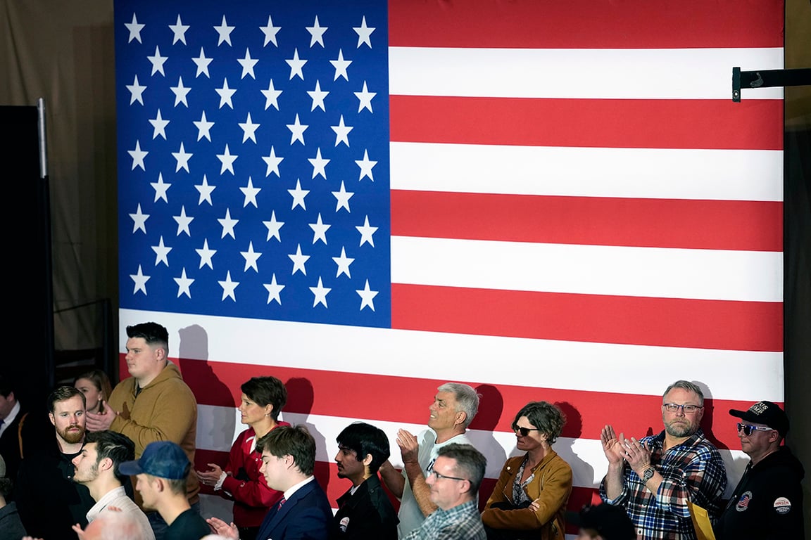 Сторонники Дональда Трампа во время его речи об экономике в центре событий Horizon, Клайв, штат Айова, США, 27 января 2026 года. Фото: Matthew Putney / EPA