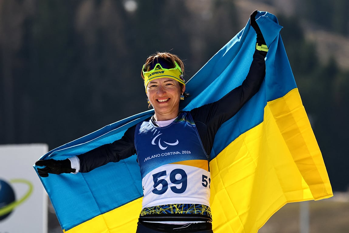Бронзовая медалистка Александра Кононова из Украины празднует победу в личном зачете среди женщин, Лаго, Италия, 8 марта 2026 года. Фото: Sarah Meyssonnier / REUTERS / Scanpix / LETA