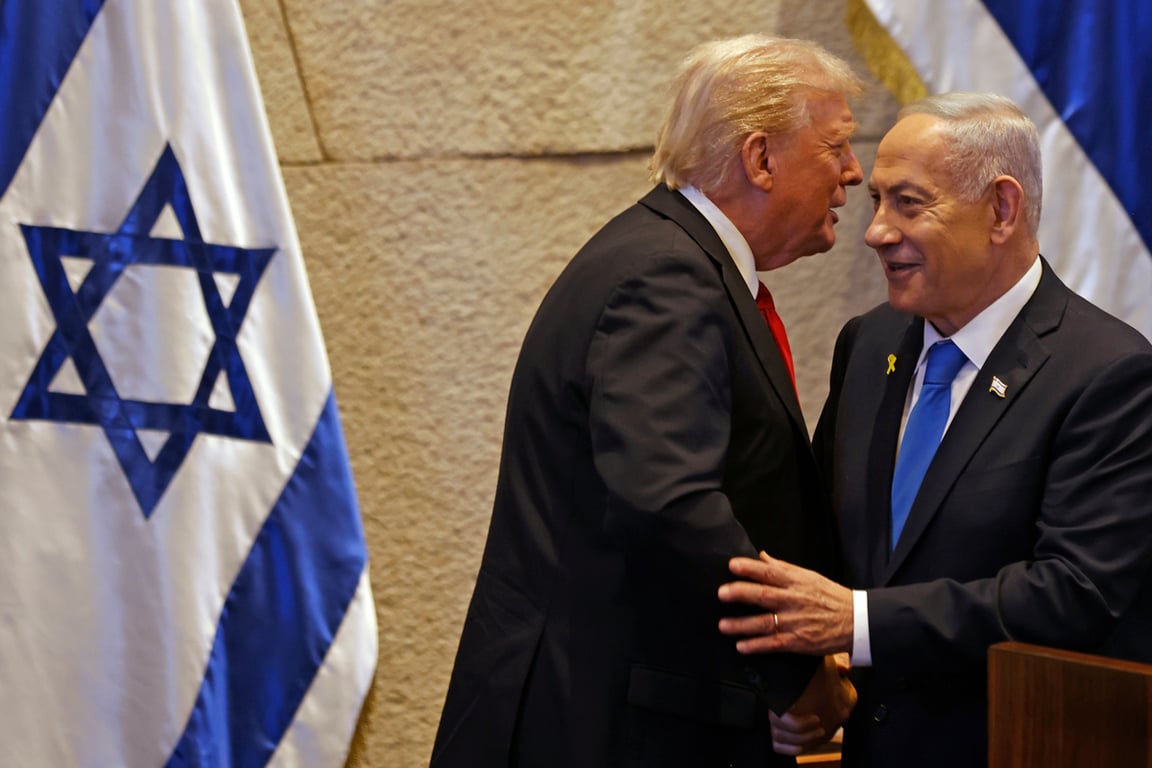 Дональд Трамп и премьер-министр Израиля Биньямин Нетаньяху во время встречи в кнессете, Иерусалим, Израиль, 13 октября 2025 года. Фото: Jalaa Marey / EPA