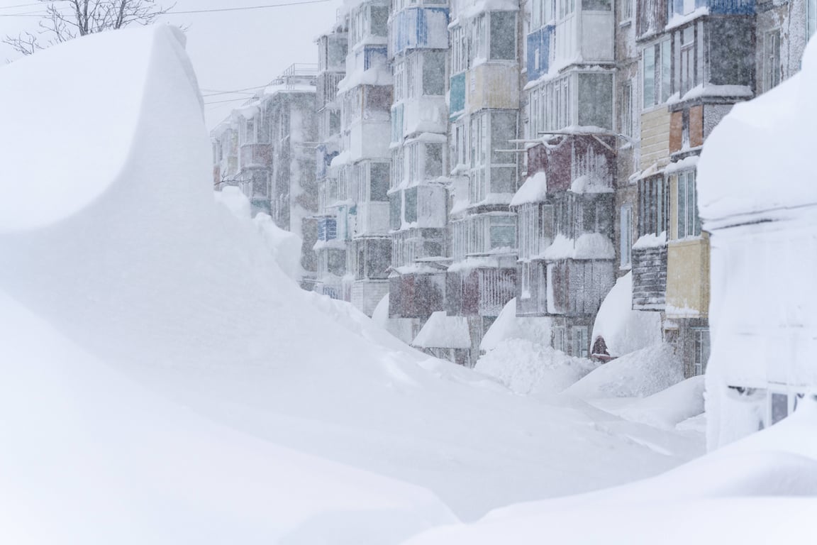 Снежные заносы у жилого дома во время сильного снегопада, Петропавловск-Камчатский, 15 января 2026 года. Фото: Александр Пирагис / Спутник / Imago Images / Scanpix / LETA