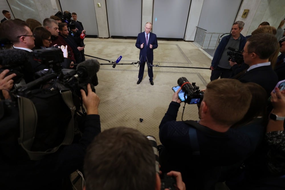 Vladimir Putin speaks to reporters on the sidelines of the Russian Geographical Society congress in Moscow, 23 October 2025. Photo: EPA/ Vyacheslav Prokofyev / Sputnik / Kremlin