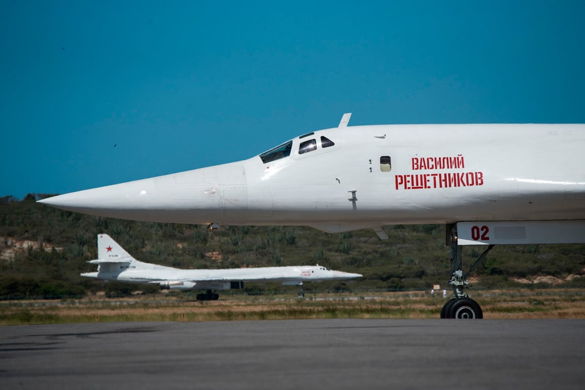 Российский стратегический бомбардировщик Ту-160 в аэропорту Симона Боливара в Майкетии,  Венесуэла, 10 декабря 2018 года. Фото: Marcos Salgado / Xinhua / Chine Nouvelle / Sipa USA / Vida Press