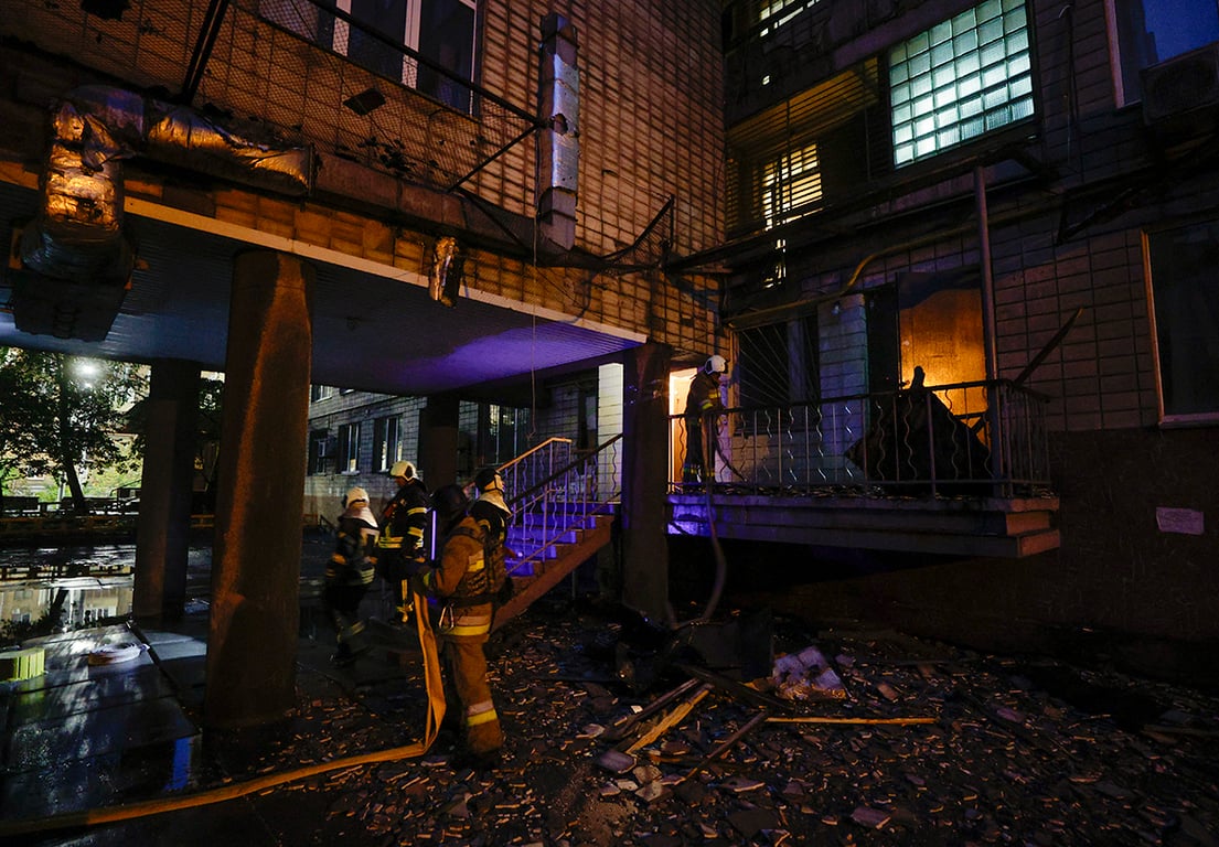 Украинские спасатели работают на месте российского авиаудара в Киеве, Украина, 10 октября 2025 года. Фото: Sergey Dolzhenko / EPA