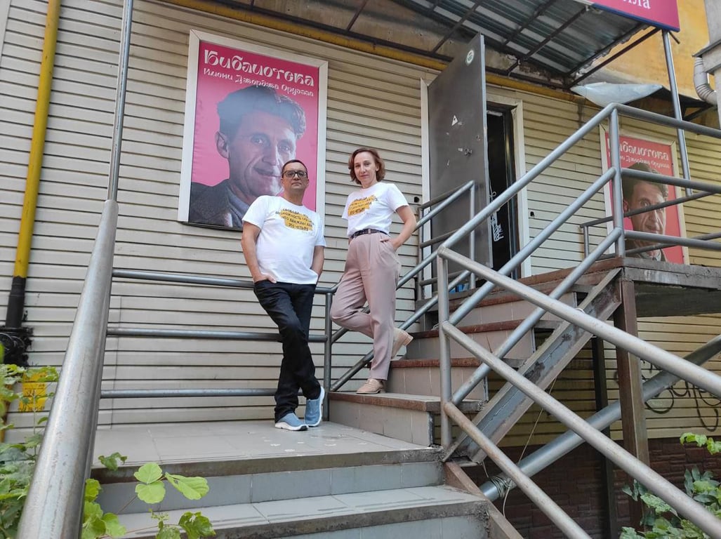 Дмитрий Силин и Анастасия Руденко у библиотеки имени Оруэлла в Иваново, 2022 год. Фото: Дмитрий Силин /  Местные. Иваново