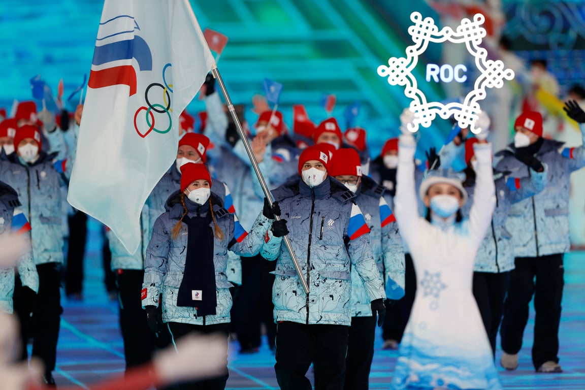 Знаменосцы Олимпийского комитета России во время церемонии открытия Олимпийских игр в Пекине, Китай, 4 февраля 2022 года. Фото: Alex Plavevski / EPA