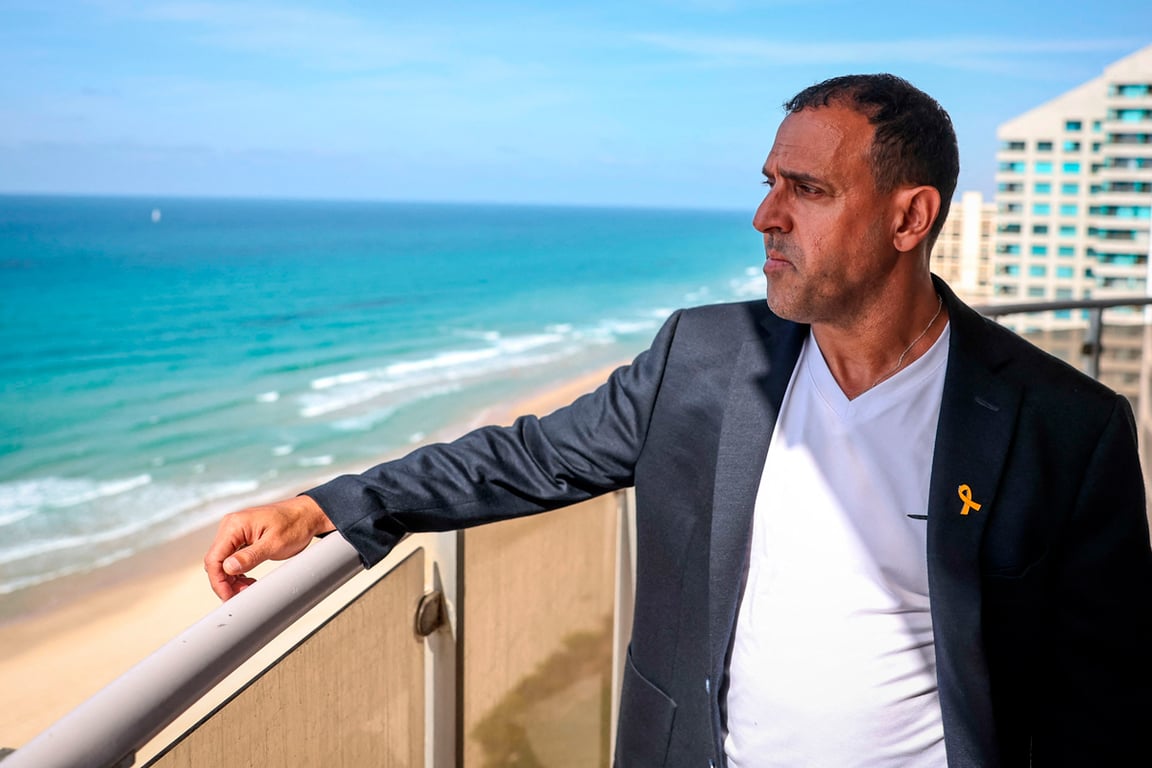 Эли Шараби через восемь месяцев после освобождения, Герцлия, Израиль, 20 октября 2025 года. Фото: Fadel Senna / AFP / Scanpix / LETA (edited)