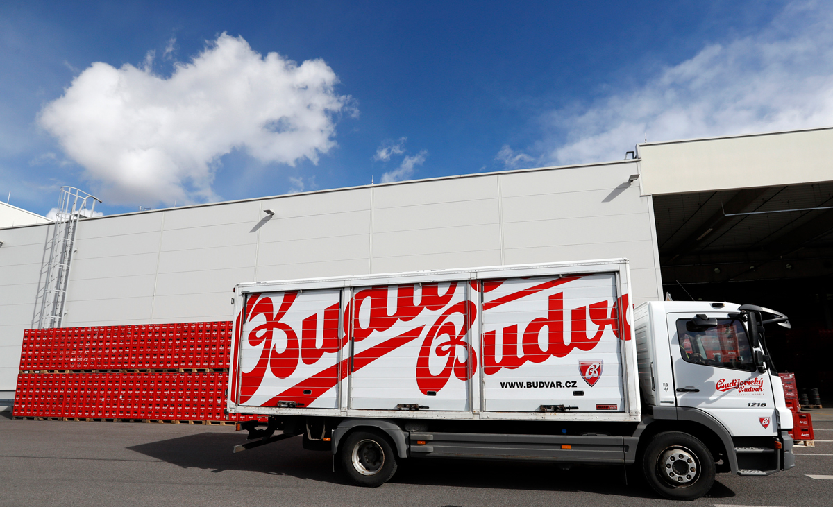 Грузовик на заводе Budweiser Budvar на складе в Ческе-Будеёвице, Чехия, 11 марта 2019 года. Фото: Petr David Josek / AP / Scanpix / LETA