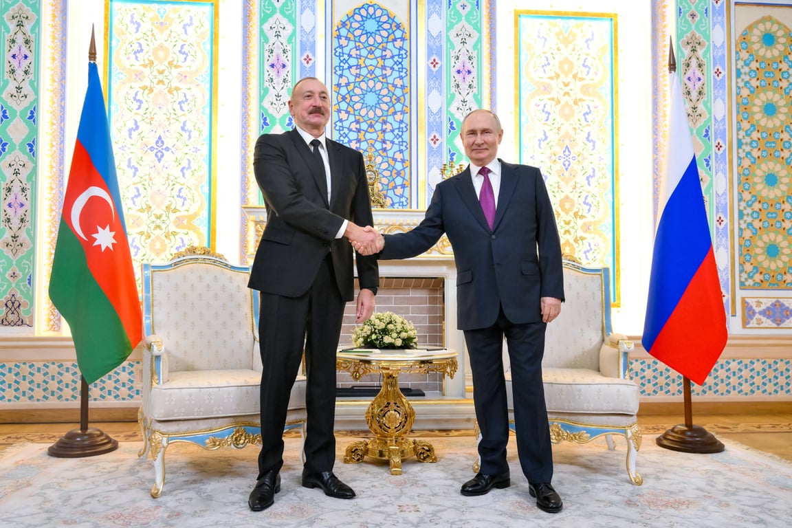 Президент Азербайджана Ильхам Алиев и Владимир Путин перед встречей в рамках саммита в Душанбе, Таджикистан, 9 октября 2025 года. Фото: Григорий Сысоев / Спутник / Kremlin / EPA