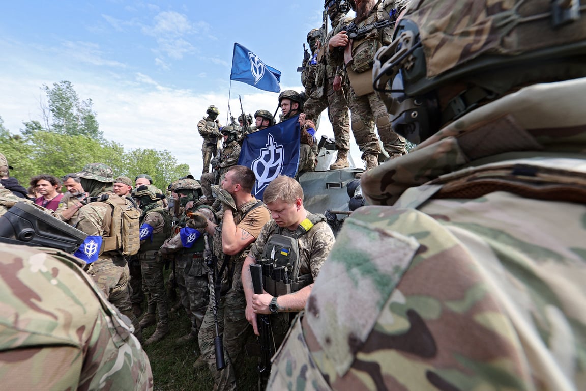 Представители «Русского добровольческого корпуса» во время брифинга недалеко от российско-украинской границы, Украина, 24 мая 2023 года. Фото: Vyacheslav Madiyevskyy / Ukrinform / Abaca / Sipa USA / Vida Press