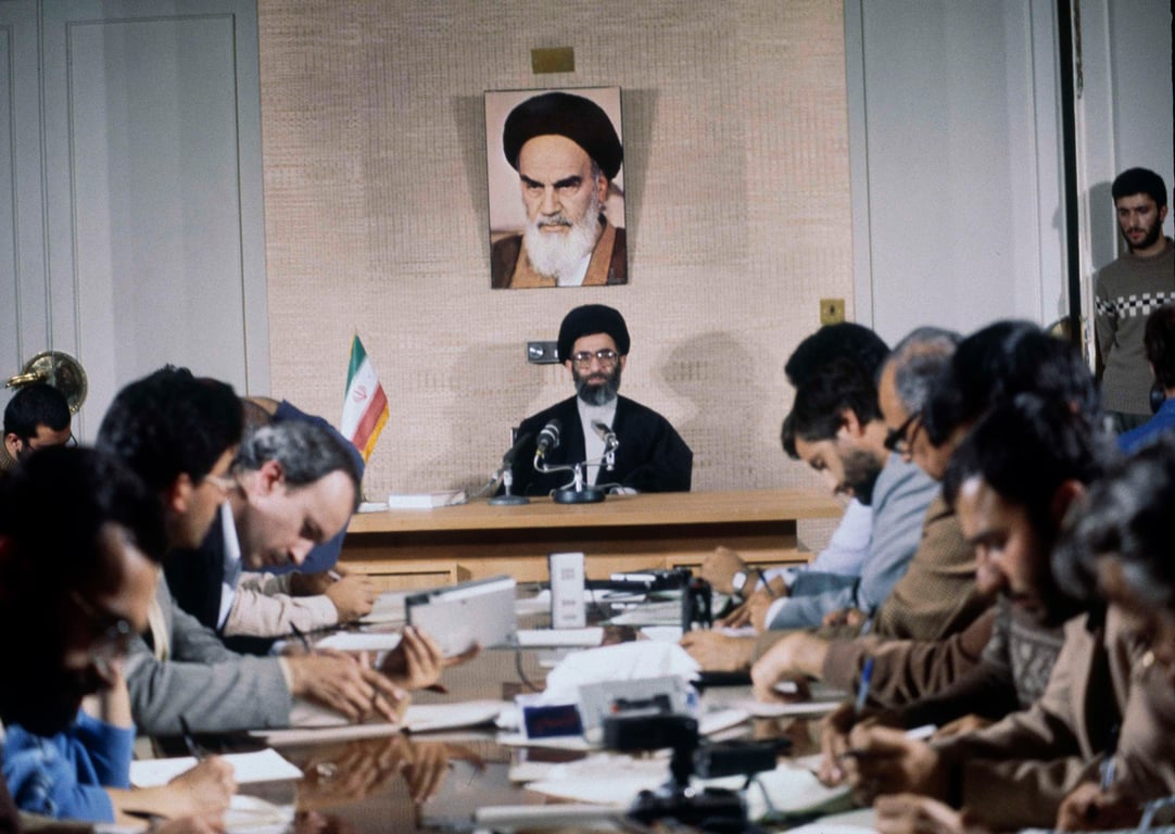 Президент Ирана Али Хаменеи во время интервью с прессой, 8 ноября 1982 года. Фото: AP Photo / Scanpix / LETA