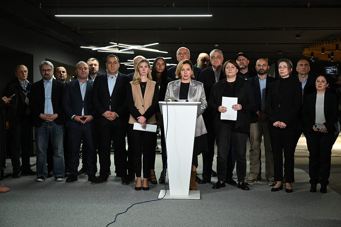 Активистка Анна Долидзе в окружении лидеров оппозиционных партий Грузии выступает после встречи в штаб-квартире партии «Лело» в Тбилиси 31 октября 2024 года. Фото: Vano Shlamov / AFP / Scanpix / LETA