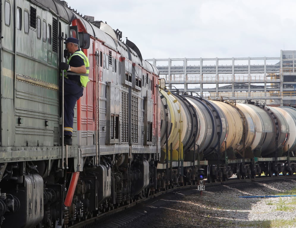A freight train at an oil refinery complex in Nizhnekamsk, Tatarstan, 26 July 2017. Photo: Sergey Karpukhin / Reuters / Scanpix / LETA