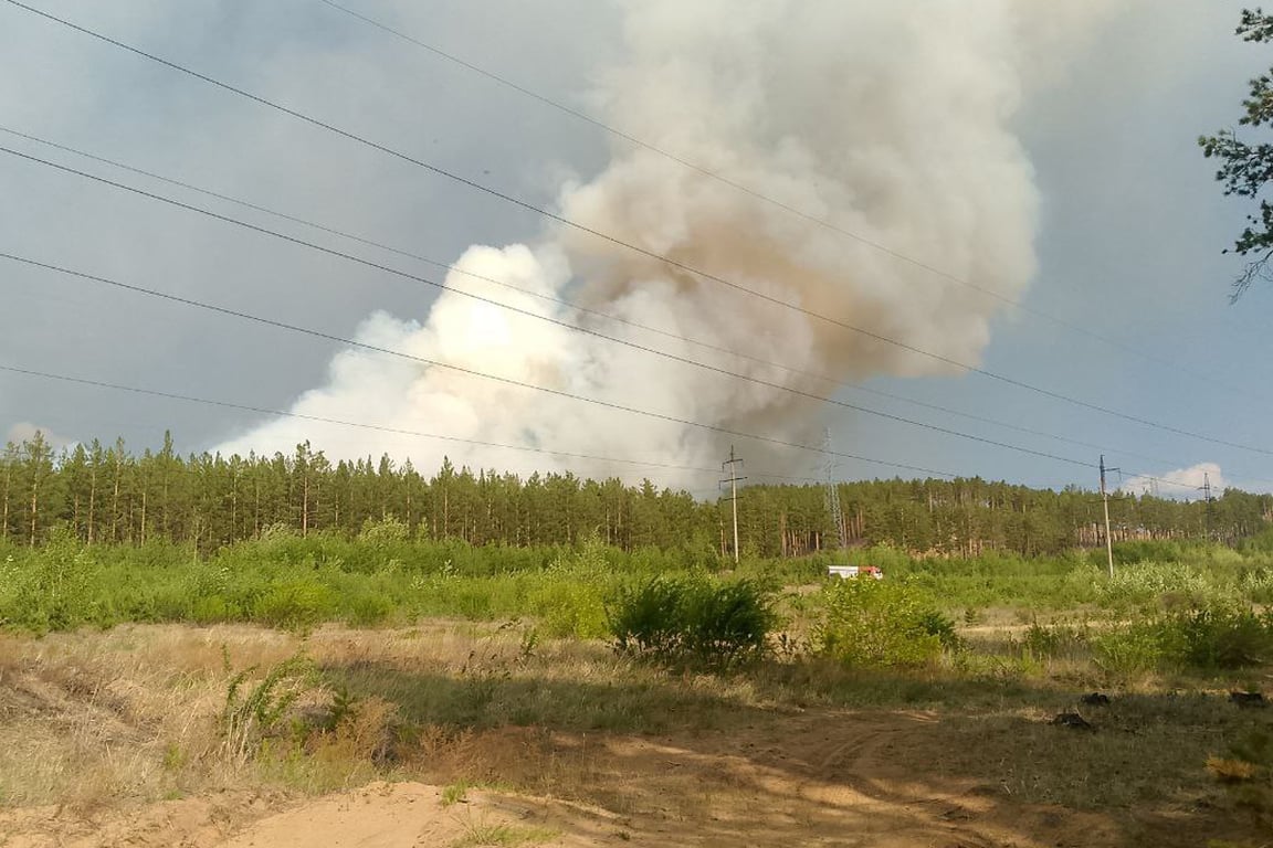 Столб дыма, поднимающийся над лесом возле Атамановки. Фото Андрея Степаненко