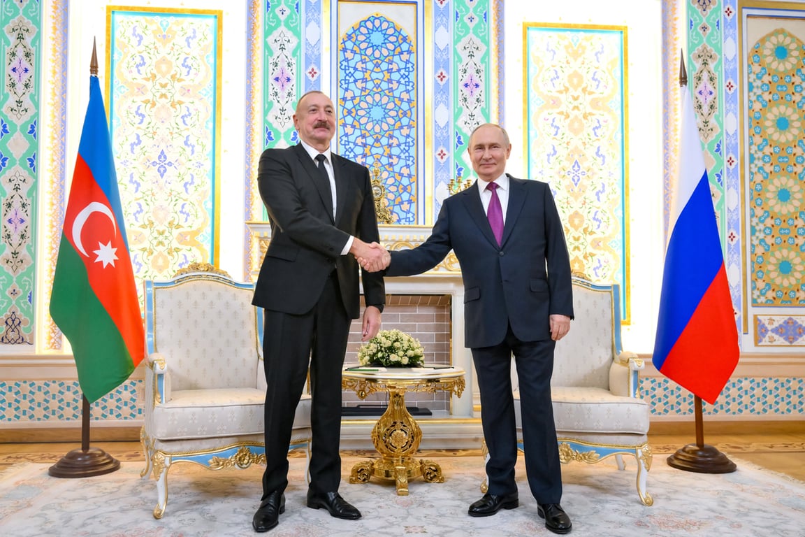 Ильхам Алиев и Владимир Путин жмут руки перед встречей на саммите ШОС в Душанбе, Таджикистан, 9 октября 2025 года. Фото: Григорий Сысоев / Спутник / Kremlin / EPA