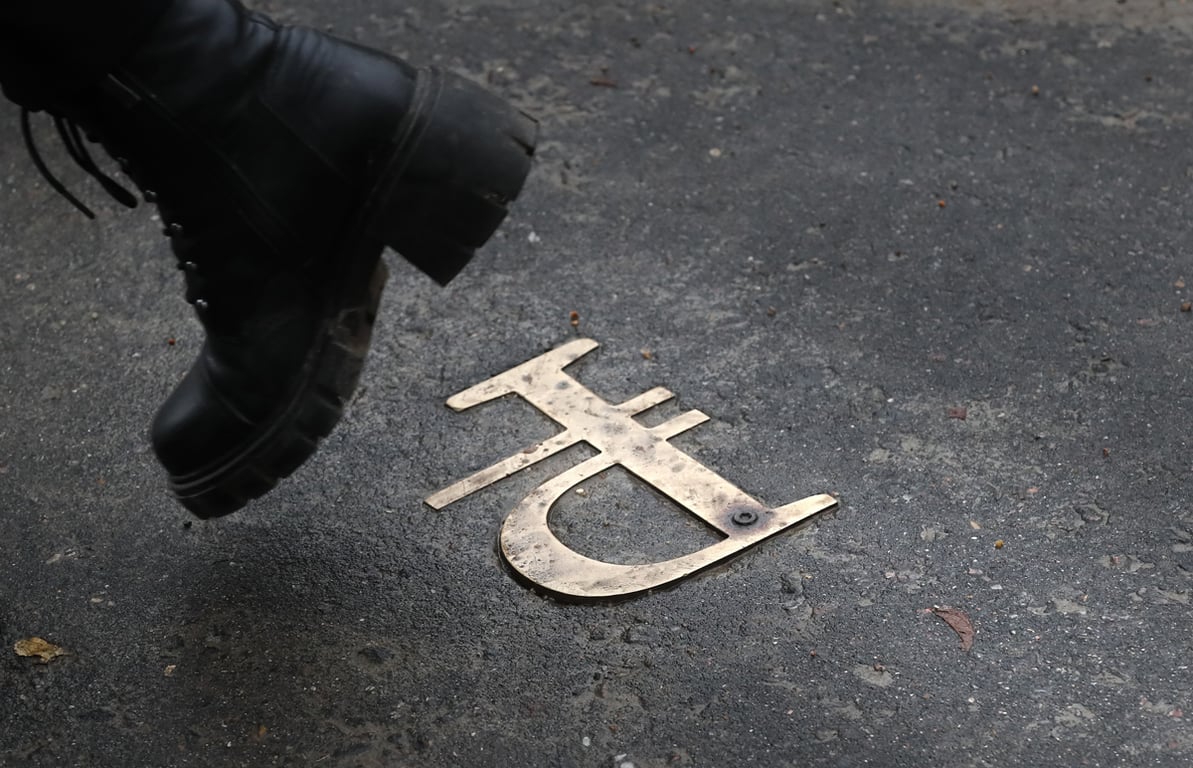 Символ российского рубля на асфальте, Москва, 24 октября 2023 года. Фото: Максим Шипенков / EPA