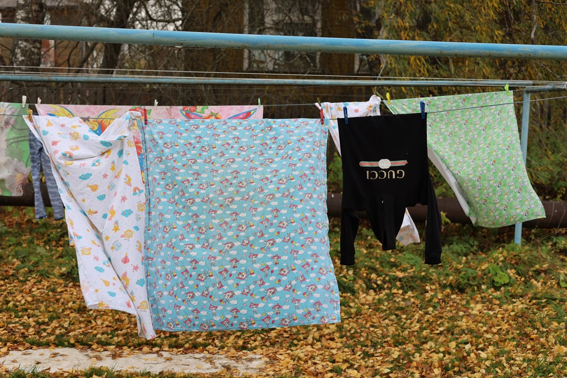 Белье сушится во дворе одного из деревянных домов. Фото: Юлия Куликова / «Ветер»