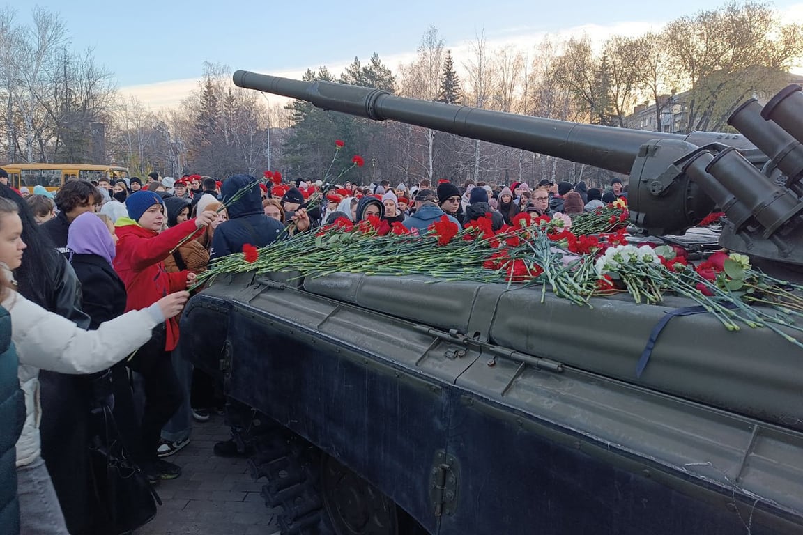 Люди возлагают цветы в память о погибших на заводе, Копейск, Челябинская область, 24 октября 2025 года. Фото:  телеграм-канал администрации Копейского городского округа