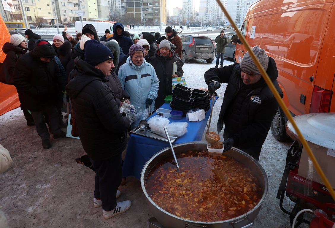 Повар готовит борщ для местных жителей во время отключения электроэнергии в Киеве, Украина, 17 января 2026 года. Фото: Анатолий Степанов / SIPA / Scanpix / LETA