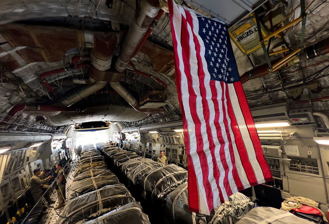 Контейнеры с гуманитарной помощью США загружаются в самолет военно-воздушных сил на авиабазе Аль-Удейд, Катар, в пятницу, 29 марта 2024 года, перед тем как сбросить их над сектором Газа. Фото: Hussein Malla / AP Photo / Scanpix / LETA