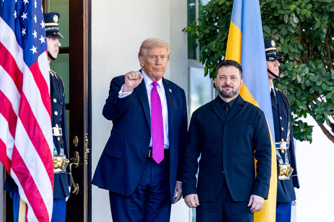 Дональд Трамп приветствует Владимира Зеленского у Западного крыла Белого дома, Вашингтон, США, 17 октября 2025 года. Фото: Shawn Thew / EPA